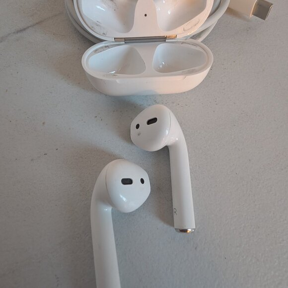 Apple AirPods 2nd Generation with Charging Case - White - Picture 7 of 11